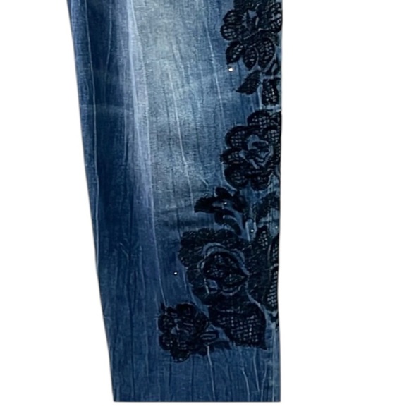 Chico’s 0.5(6) Platinum Denim Collection
Sequin/Floral Embroidery Skimmer Jean - Picture 5 of 9